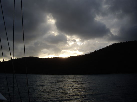 Unser Ankerplatz bei Sonnenaufgang