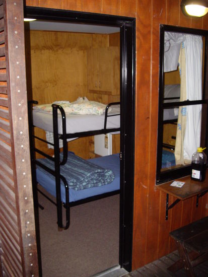 Doppelzimmer mit zwei Einzelbetten und Kuehlschrank