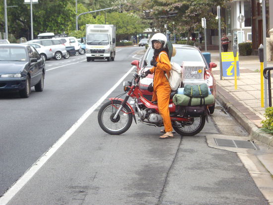 Ja so verueckte Leute gibt es auch, Backpacker auf dem Mofa!!! 