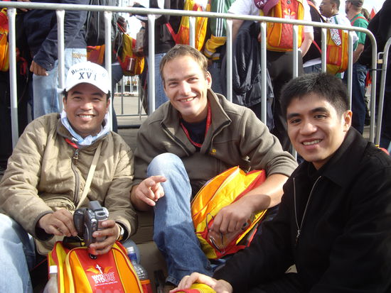 zwei Priester von den Philippinen nach dem gemeinsamen Lunch (Mittagessen)