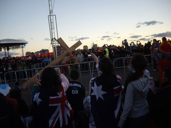 Simon von Cirene traegt fuer Jesus das Kreuz!