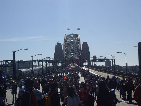 Marsch der Massen ueber die Habour Bridge