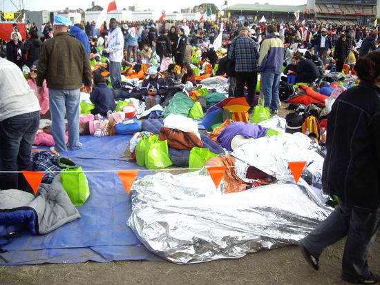 geradeaus wo die violett-blaue Luftmatratze liegt und die gruenen Tueten rumstehen war mein kleines Reich