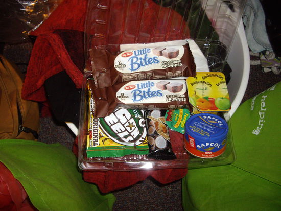 Ja so ein Packet hat jeder bekommen(fuer Samstag und Sonntag), 1 Dose Tunfisch, Obstsalat, Schoko-Kuechlein, Energieriegel, Marmelade, Schokolade, Zwie Orangen, 0.35ml Wasser, eine Dose fruchtiges Mineralwasser, zwei Orangen und vier Broetchen.