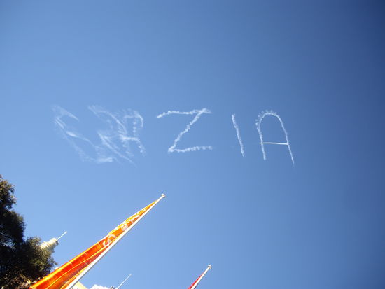 Ja einige Tage spaeter wurde das in den Himmel geschrieben, wir vermuteten deshalb, da der WeltJugendTag 2011 in Madrid/Spanien ist