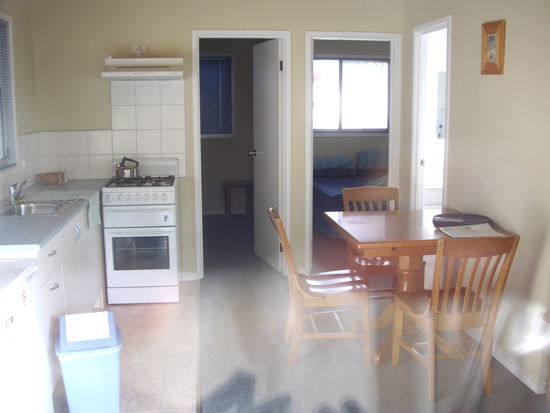 unsere Freienwohnung, leider nur durch die Scheibe fotografiert. Hinten rechts war mein Bett. 