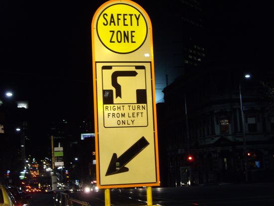 total bescheuertes Schild in Melbourne. Um rechts abzubiegen, muss man sich links einordnenen!!!