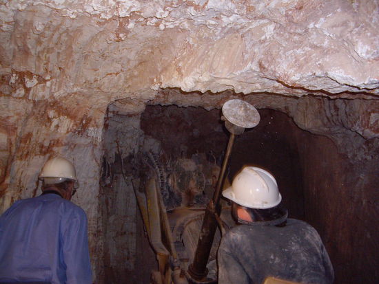 die maschine laeuft!
der kratzt gerade Gestein von oben nach unten ab und die machen fuenf Fuss (ca. 1,0m) pro Std.