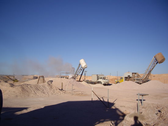 ein riesiger Staubsauger, saugt den ganzen Dreck an die Oberflaeche
