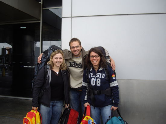Das Foto hab ich letztesmal vergessen, am Flughafen in Melbourne 
Kathl, Ich, Maria