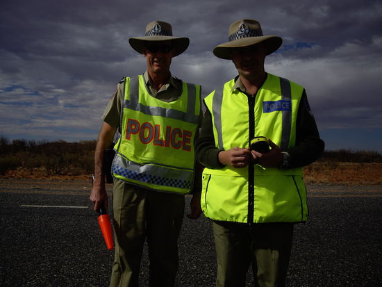 ja die zwei freundlichen Herren wollten meinen Fuehrerschein, gut dass ich 0,00 Promille hatte.  und das um 3.00pm (Nachmittags)