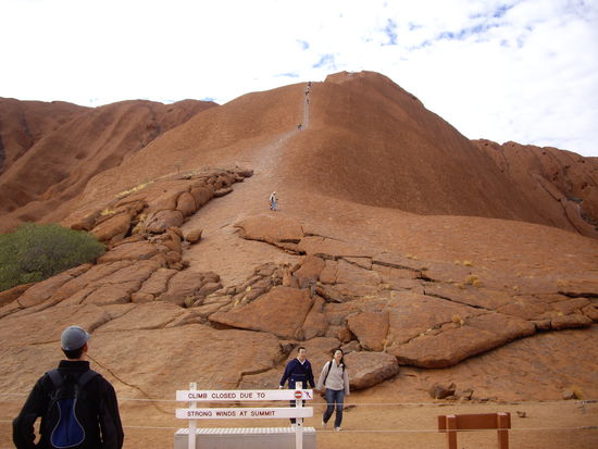 da kann man, sollte man aber nicht rauf. Ich habe mich an die Bitte der Aborigines gehalten und blieb unten!