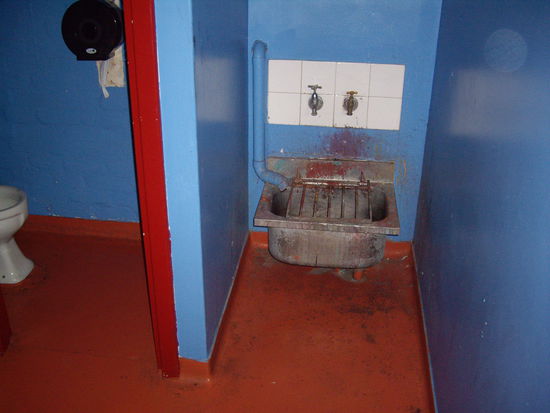 so was schimpft sich Handwaschbecken auf der Herren Toilete in einem Backpacker-Hostel!!!