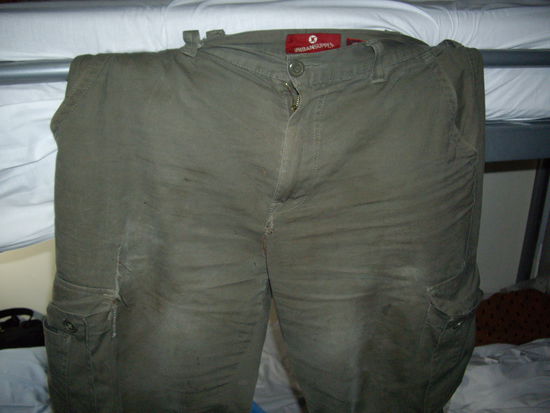 Meine selber geflickte Arbeits-Hose, musste sie aus Platzgruenden leider zuruecklassen. 