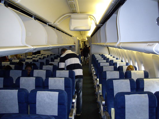 mein Platz, rechts, dritter Stuhl, Gang-Reihe