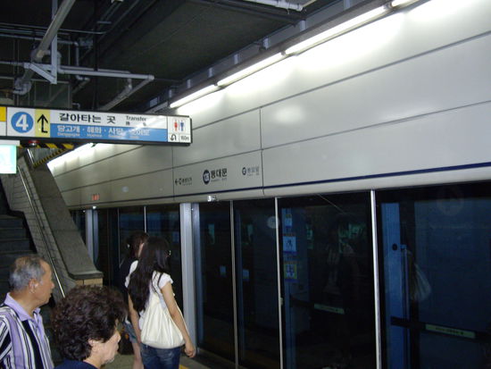 Sichere U-Bahn-Hoefe mit einer Schutzwand vor den Gleisen.