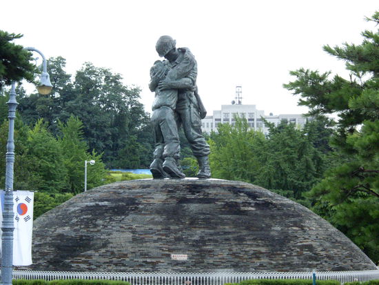 Wieder-zusammen-finden von Vater und Sohn im Korea-Krieg