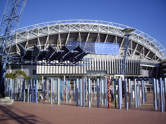 Olympia-stadion Sydney mit den Saeulen den teilgenommenen Spieler davor.