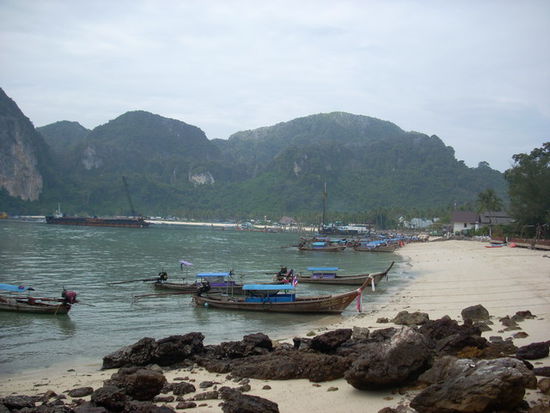 Der Strand von Ton Sai, wo gerade ein grosser neuer Pier gebaut wird.