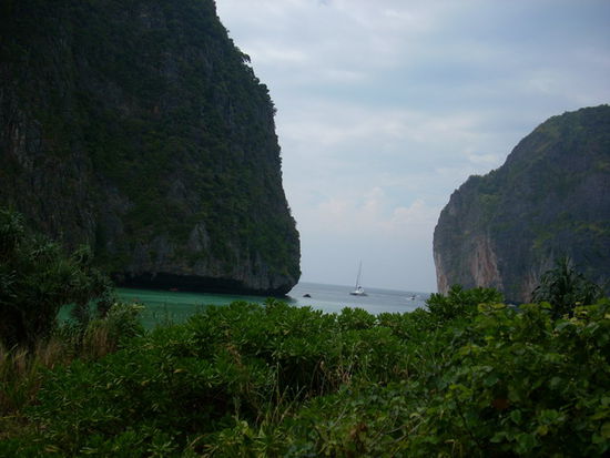 Maya Bay bei nicht ganz so tollem Wetter aber dennoch schoen.