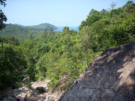 Blick von den Paradieswasserfaellen ueber die Insel.