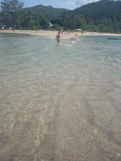 hier kommen die Wellen von links und rechts auf eine Sandbank.