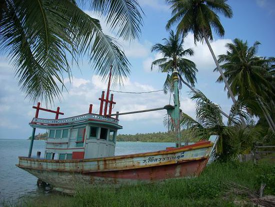 ein altes Fischerboot, das wegen des Tourismus keiner mehr braucht.