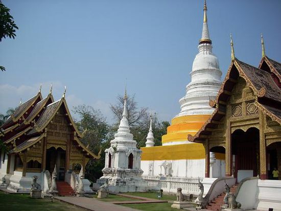 im kleinen Tempel ganz links im Bild ist der kostbare 2500 Jahre alte Buddha.