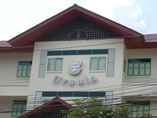 Eine Ursula-Schule direkt neben der Kathedrale von Chiang Mai.