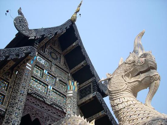 Der Eingang zum Tempel mit dem 2500 Jahre alten Buddhabildnis.