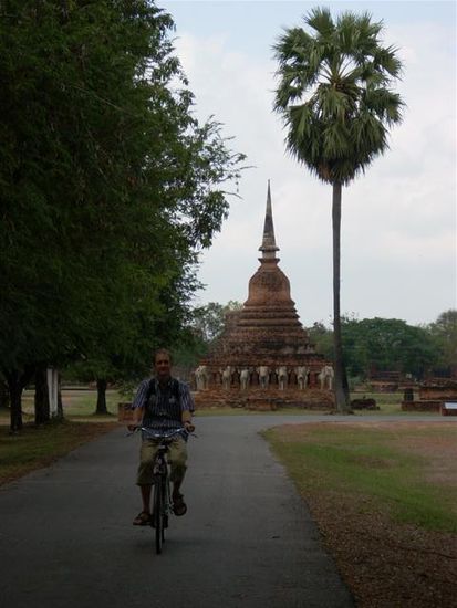 Im Hintergrund ein Wat aus der Sukhothai-Zeit.