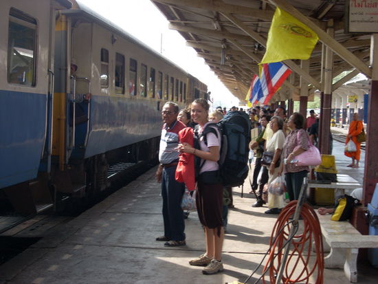 Einstieg in den Zug in Phitsanulok