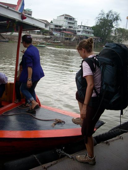 Martina betritt die Faehre.