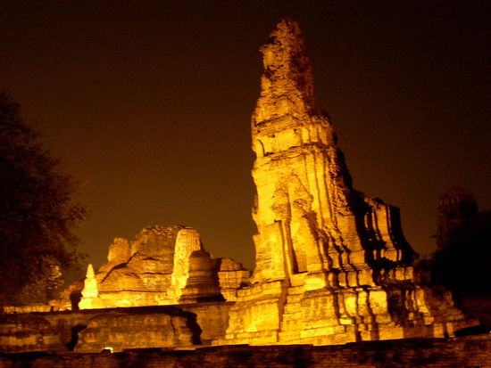 Wat Mahathat im dunkeln.