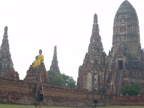 Martina erkundet Wat Chai Wattarnaram, eine Kopie der Wats aus Ankor (Kambodscha)