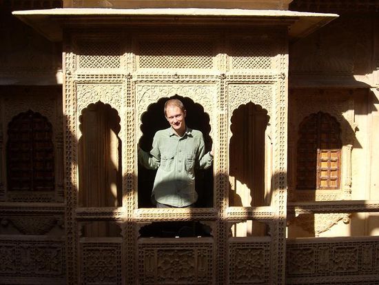 im Innenhof eines alten und reich verzierten Haveli in der Altstadt von Jaisalmer