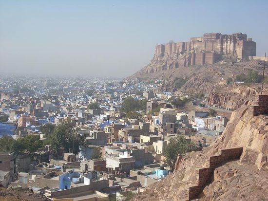 Jodpur, die blaue Stadt mit seinem gigantisch hohen Fort.