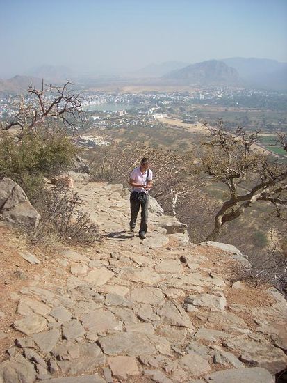noch mal der Weg zum Savitri Tempel. Im Hintergrund der Ort Pushkar und der heilige See.