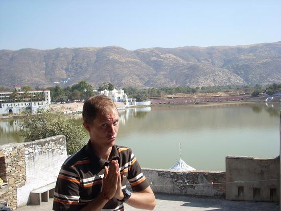 AUM!!! Nach neuer spiritueller Erfahrung und leerer Brieftasche. Am Stirn trage ich einen roten Punkt, ein Gemisch aus Opfergaben und Seewasser.