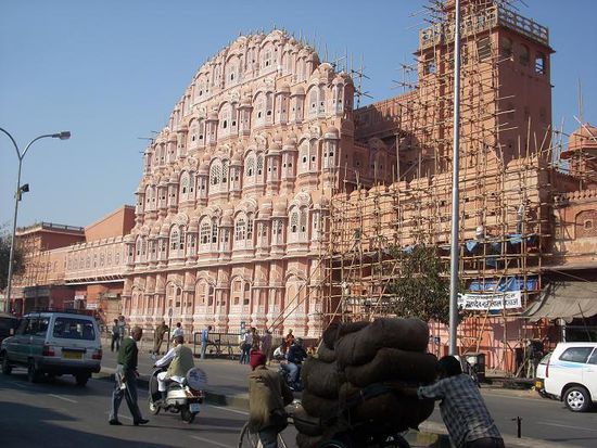 Der Hawa Mahal, der frisch gestrichene Palast der Winde in Jaipur.