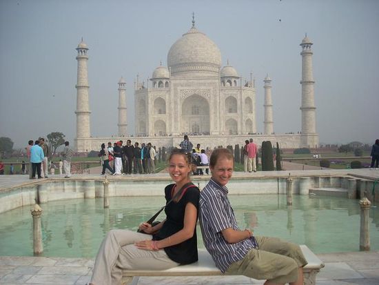 Das ist keine Fotowand im Hintergrund sonder das echte einzigartige Taj Mahal.