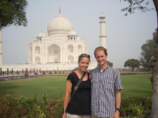 Je spaeter der Tag und je hoeher die Sonne, desto kontrastreicher das Taj. Ganz frueh war es noch weisses Taj vor weissen Himmel.