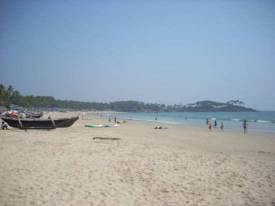 Das Blaue unter den Palmen sind Bungalow-Anlagen. Sonst ist der Strand ziemlich leer.