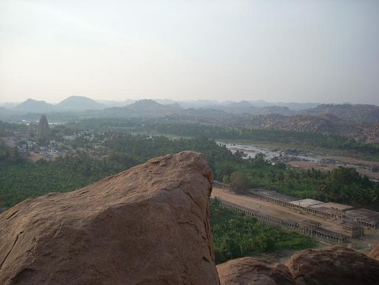 Panorama ueber Hampi Basar. Rechts die Ruinen und ganz links ein kleiner belebter Ort.