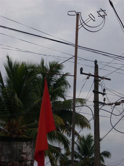 kommunistische Flagge am Straßenrand