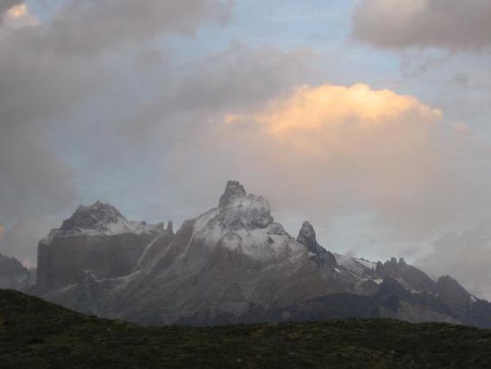 Die Cuernos bei Sonnenuntergang