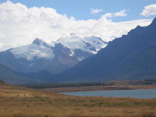 Berge ueber dem Lago Roca