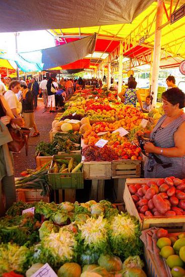 Farbenpraechtiges Obst und Gemuese