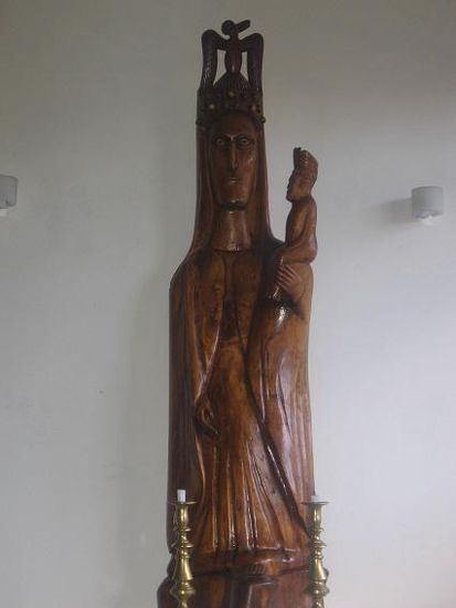 Marienstatue mit Vogelmann auf dem Kopf