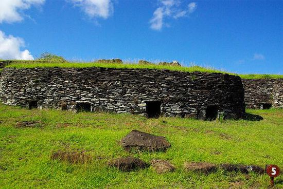 Eines der Steinhaeuser in Orongo, die fuer rituelle Zwecke genutzt wurden